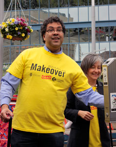 Mayor Nenshi demonstrating proper disposal of cigarette butts