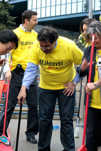 Mayor Nenshi picking up some litter
